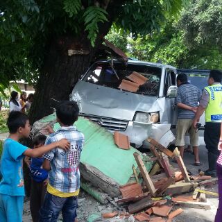 Mobil jenis toring yang bertabrakan dengan roda dua mengakibatkan Rizani Ismu (30) meninggal ditempat (Photo : Palabuhanratu Online)